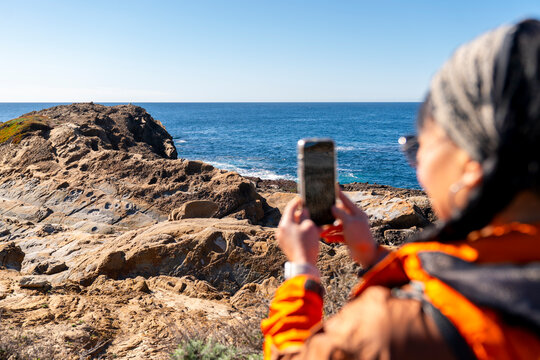 taking picture smartphone beach