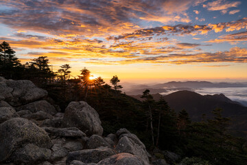 山梨県山梨市　国師ヶ岳から望む朝焼け