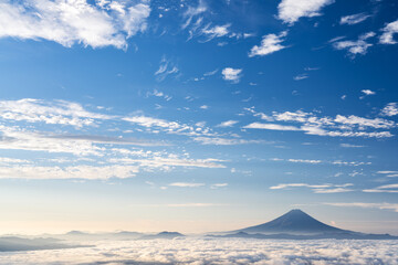 山梨県山梨市　朝の国師ヶ岳から望む富士山