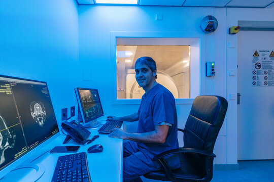 Veterinarian analyzing cat scan on computer in veterinary clinic