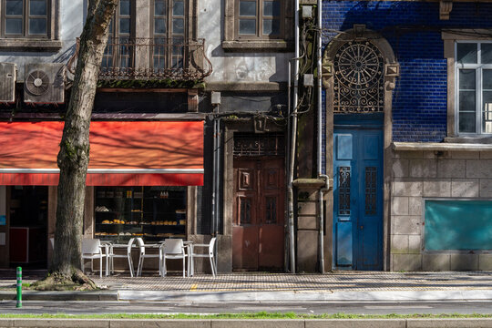 Street view of old buildings with a bakery caf&eacute;