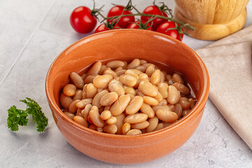 Canned white beans in the bowl
