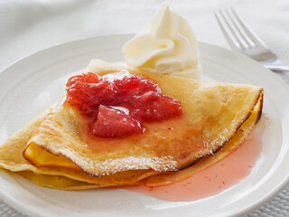 苺ジャムをクリームを添えたクレープ