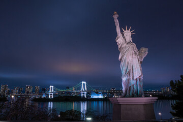 Fototapeta premium Puente Arcoiris y Estatua de la Libertad en el Barrio de Odaiba de Tokio, Japón