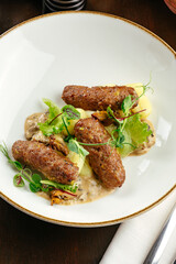 mashed potatoes with beef patties and gravy
