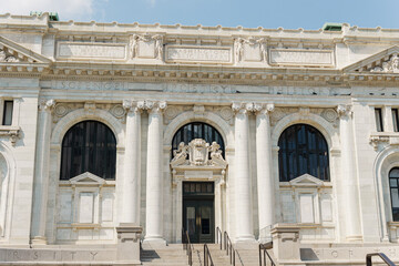 Obraz premium Historic neoclassical library facade with grand columns and carvings.