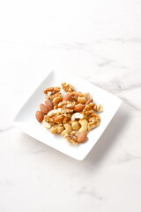 栄養たっぷりで健康に良いミックスナッツの盛り合わせ
