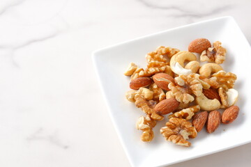 栄養たっぷりで健康に良いミックスナッツの盛り合わせ
