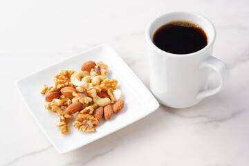 栄養たっぷりのミックスナッツと、淹れたてで香りのよいコーヒー

