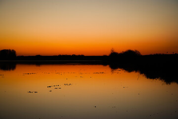 Wunderschöner Sonnenaufgang im Frühling. Auflaufend Wasser und der Blick über die Hunte in Richtung Osten.
