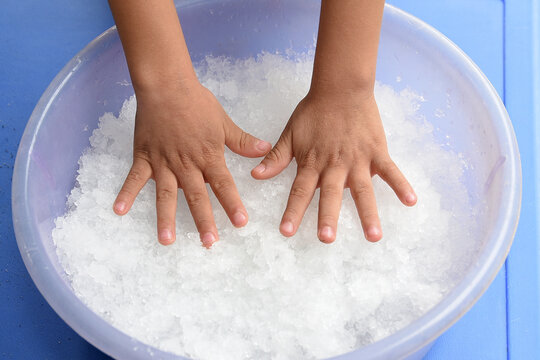 Infant sensory stimulation therapy: The child places his or her hands in sodium polyacrylate to develop cognitive and psychomotor skills.