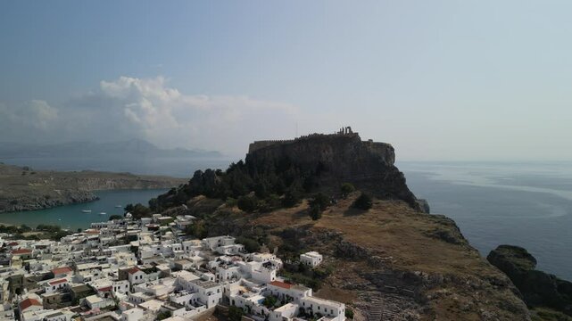 Lindos miasto na wyspie Rodos w Grecji oraz Akropol z drona