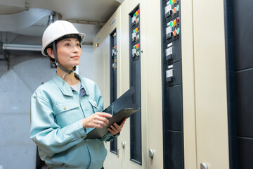 ビルメンテナンスをする女性エンジニア　撮影協力 学校法人電波学園...