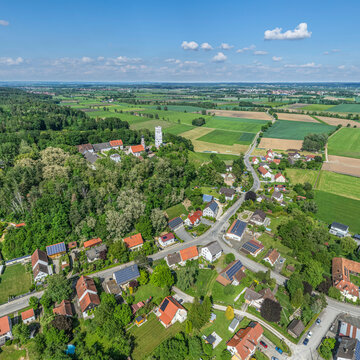 Das Dorf Markt, ein Ortsteil der Marktgemeinde Biberbach aus der Vogelperspektive