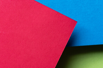 重なる赤色と青色と緑色の背景