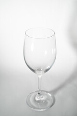 何も入っていないワイングラス