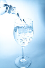 グラスに水を注ぐ
