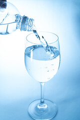 グラスに水を注ぐ
