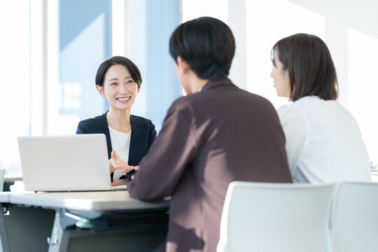 会議をする男女のビジネスマン　撮影協力 学校法人電波学園　東京電子専門学校
