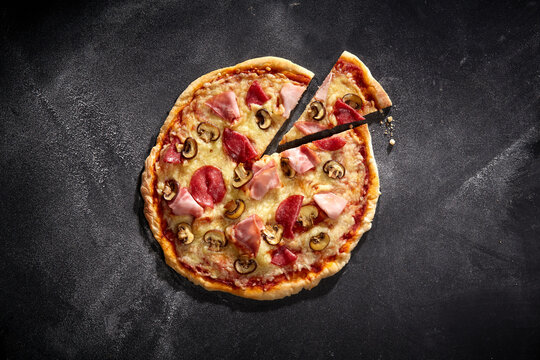Pizza Lucia mit Salami, Kochschinken, Champignons und K&auml;se &ndash; rustikal serviert