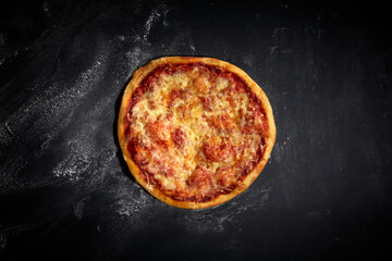 Pizza Basic mit Käse und Tomatensauce – klassische Basis für eigene Kreationen