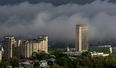 Obraz premium Fog covers the central part of the Kazakh city of Almaty on a spring morning