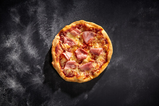  Pizza Prociutto mit Kochschinken und K&auml;se auf klassischem Tomatenboden &ndash; traditionell italienisch