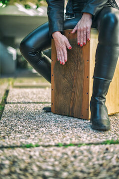 mujer tocando caj&oacute;n flamenco