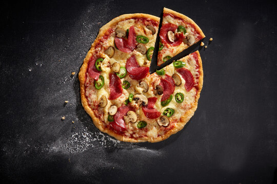 Pizza Diavolo (St&uuml;ck) mit scharfer Salami, Jalape&ntilde;os und frischen Champignons &ndash; feurig und w&uuml;rzig belegt