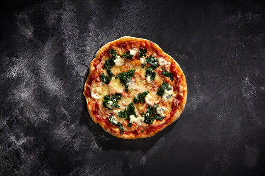 Pizza Spinaci mit frischem Blattspinat, Knoblauchcreme und K&auml;se &ndash; vegetarisch und aromatisch
