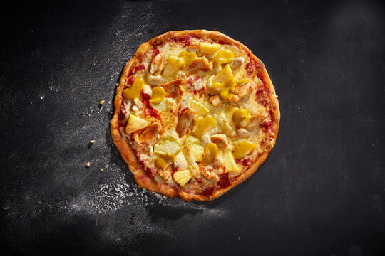 Pizza India mit H&auml;hnchen, Ananas und Currysauce &ndash; exotisch und w&uuml;rzig serviert