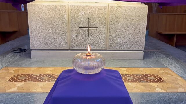 Cruz de amor en la punta de una iglesia. Aqui se muestra la cumbre de la vida de Jesucristo, es decir una vida amando a Dios y al pr&oacute;jimo. 