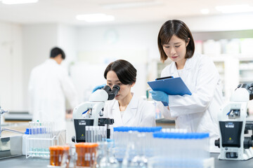 研究室で実験をする女性研究者　撮影協力　学校法人電波学園　東京電子専門学校