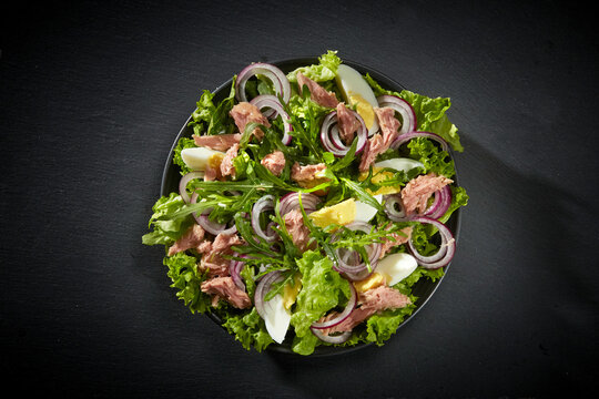 Frischer Thunfischsalat mit Ei und roten Zwiebeln