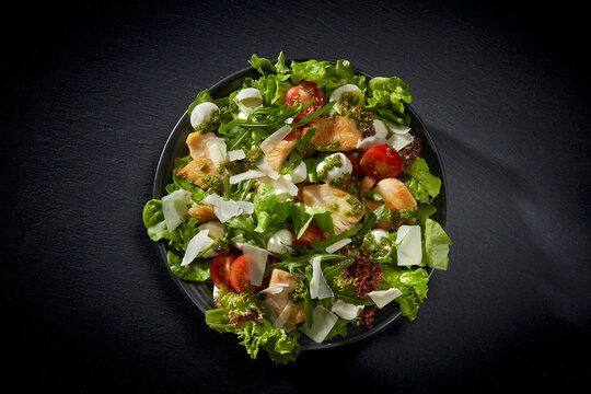 Chicken Salad - H&auml;hnchensalat mit Mini-Mozzarella, Kirschtomaten und gr&uuml;nem Pesto
