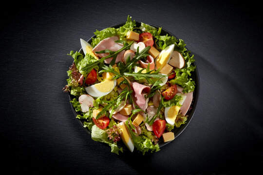  Chefsalat mit Ei, Schinken, K&auml;se und frischem Rucola