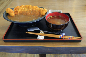 カツカレーと味噌汁