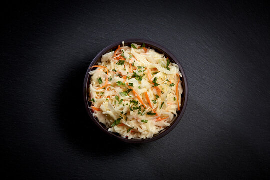 Cole Slaw - Klassischer Cole Slaw mit Wei&szlig;kohl, Karotten und cremigem Dressing