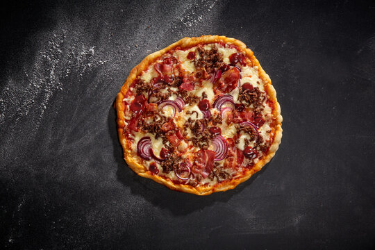 Pizza Conchita mit Hackfleisch, Bacon, BBQ-So&szlig;e und roten Zwiebeln &ndash; w&uuml;rzig und deftig