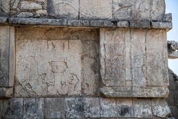 Chichen Itza, Mayas, Rivera maya, pirámide impresionante, juego de pelota, estadio y sacrificios. Columnas de guerreros del templo.