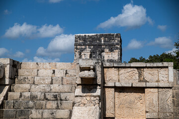 Chichen Itza, Mayas, Rivera maya, pirámide impresionante, juego de pelota, estadio y sacrificios. Columnas de guerreros del templo.