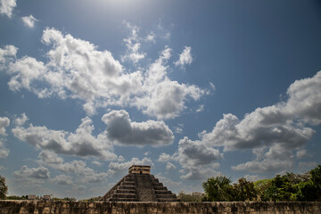 Chichen Itza, Mayas, Rivera maya, pir&aacute;mide impresionante, juego de pelota, estadio y sacrificios. Columnas de guerreros del templo.