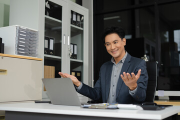 Naklejka premium Mature businessman calculate and analyzing graph document financial with report and laptop in office.