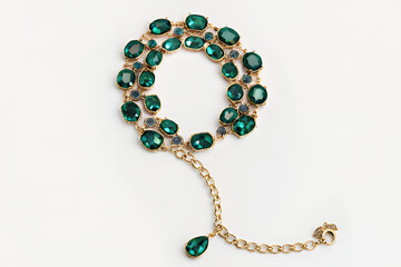 Obraz premium Green Gemstone Gold Bracelet