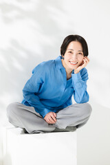 笑顔のカジュアル女性