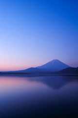 本栖湖と富士山