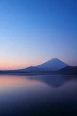 本栖湖と富士山
