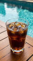 Bebida refrescante na piscina com céu azul / Refreshing drink by the pool with blue sky