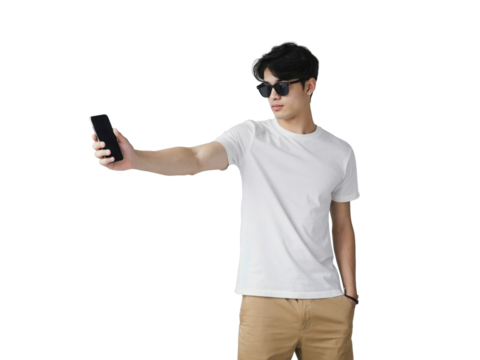 Junger Mann mit Sonnenbrille macht Selfie mit Smartphone PNG mit transparentem Hintergrund

