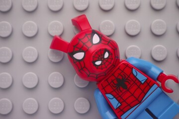 Naklejka premium Tambov, Russian Federation - January 24, 2025 Lego Spider-Ham minifigure on a gray baseplate background
